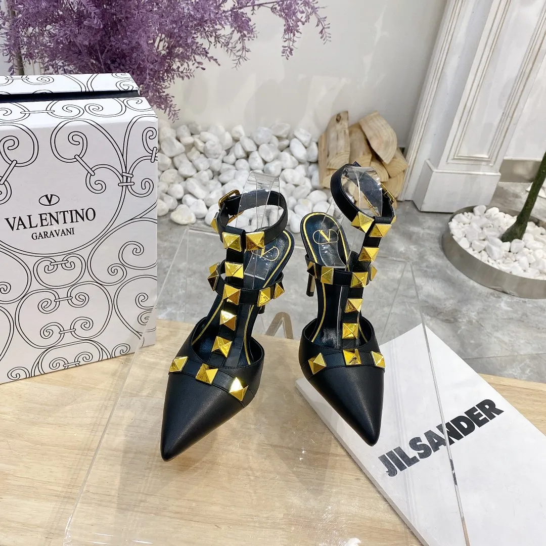 👟👟Ex-factory price 400👟👟 Genuine leather sole +40 Valentino Valentino spring and summer new rivet shoes are new☑️ —————————————— The latest golden big rivet element is full of high-end sense! Extremely fashionable Heel height: 9.5cm Upper: Matt sheepskin Lining: Sheepskin lining Outsole: Italian genuine leather outsole, rubber sole optional Color: Two styles and 8 colors available Code number: 34-41 (34 and 42 customized are not returnable)